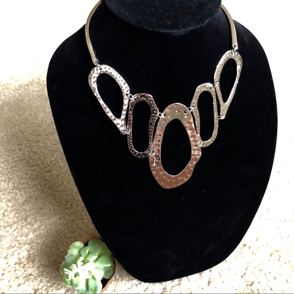 🔶 Bold statement necklace with earrings